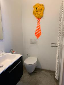 ein Bad mit WC und Krawatte an der Wand in der Unterkunft B&B DRUUM in Brüssel