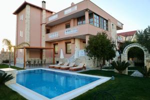 une maison avec une piscine en face d'un bâtiment dans l'établissement Green Villa with Private Pool, à Durrës