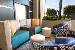 Seating area sa Drury Inn & Suites Greensboro