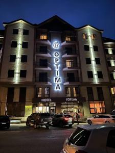 hotel z napisem z przodu w obiekcie Optima Collection Troitska w mieście Dniepr