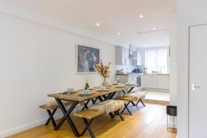 een eetkamer met een tafel en vier stoelen bij Luxury 5 Bedroom House By The Sea in Brighton & Hove