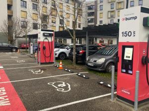 een rij benzinepompen op een parkeerplaats bij The Originals Résidence, Grenoble Université in Saint-Martin-dʼHères