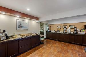 a large lobby with aasteryasteryasteryasteryasteryasteryasteryasteryasteryasteryastery at Best Western Plus Otonabee Inn in Peterborough