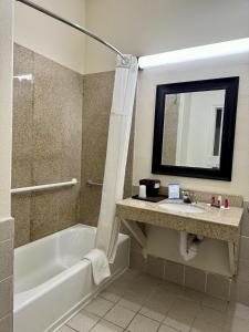 Un baño de Baymont by Wyndham Galveston