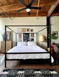 Dormitorio con cama con dosel negra en una habitación en 420 Friendly Downtown Loft KING suite FREE parking, en Detroit