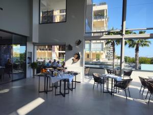 een groep mensen aan tafel in een gebouw bij Domo Apuliae Aparthotel in Bari