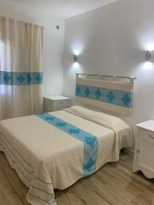 Tempat tidur dalam kamar di Budoni Beach Apartments