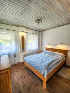 Tempat tidur dalam kamar di Domek gościnny Stara Stolarnia