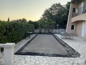 Un jardín fuera de Rez de villa , beau jardin avec piscine