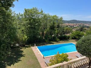 La pileta dentro o cerca de Rez de villa , beau jardin avec piscine