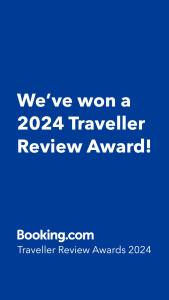 een blauw bord dat zegt dat we een Traveller Review Award hebben gewonnen bij Studio Bellevue indépendant rénové janvier 2023 piscine parking proche centre Annecy in Poisy