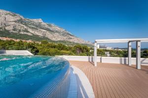 una piscina sul tetto di una casa di Boutique Hotel Mirjam a Makarska