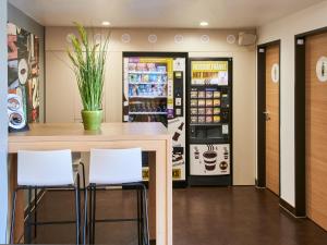 cocina con encimera y nevera en B&B Hotel Mainz-Hechtsheim, en Mainz