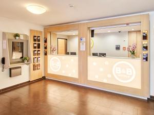 un vestíbulo de una tienda con puertas abiertas en B&B Hotel Mainz-Hechtsheim, en Mainz