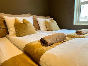 A bed or beds in a room at For Groups & Families - FREE Parking & Near Attractions