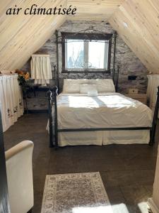 una camera da letto con un grande letto in mansarda di Appartement champêtre a Saguenay