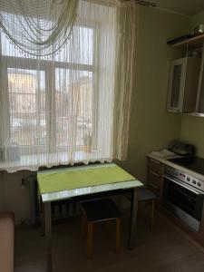 cocina con mesa frente a una ventana en Apart Kesklinn, en Kohtla-Järve