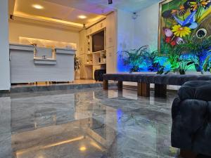 un hall avec une table et une peinture sur le mur dans l'établissement Hotel San Jeronimo Armenia, à Armenia