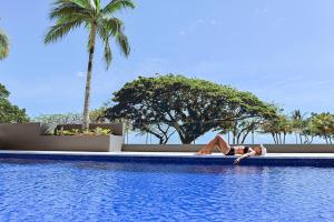 Piscina a Cairns Harbourside Hotel o a prop