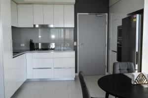 Cuina o zona de cuina de River view apartment in Brisbane with parking