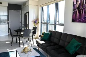 Zona d'estar a River view apartment in Brisbane with parking