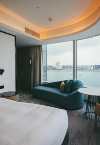 Rúm í herbergi á Four Points by Sheraton Hong Kong, Tung Chung