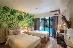 Llit o llits en una habitació de Liberta Seminyak Hotel