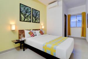 1 dormitorio con 1 cama, escritorio y 2 ventanas en Home Exotic Stay Bsk 3rd Stage, en Bangalore