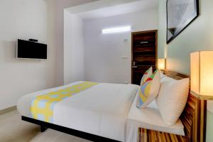 1 dormitorio con 1 cama y TV en la pared en Home Exotic Stay Bsk 3rd Stage, en Bangalore