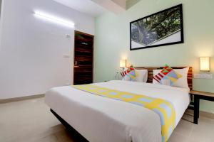 1 dormitorio con 1 cama grande y TV en la pared en Home Exotic Stay Bsk 3rd Stage, en Bangalore