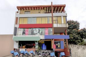 un edificio con bicicletas estacionadas frente a él en Home Exotic Stay Bsk 3rd Stage, en Bangalore