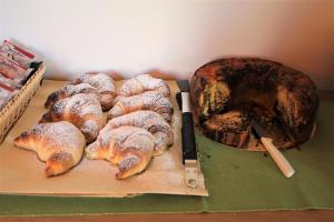 una tavola con tagliere con pasticcini e tronchi di Vele Storiche Pisane a Pisa