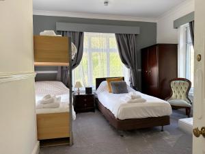 Кровать или кровати в номере Craig-y-Dderwen Riverside Hotel