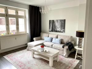 ein Wohnzimmer mit einem Sofa und einem Couchtisch in der Unterkunft Gemütliche Wohnung in der Stadt 1 in Arnstadt