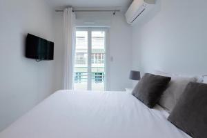 Tempat tidur dalam kamar di LOUIS GALLET Centre JUAN LES PINS 50m des plages