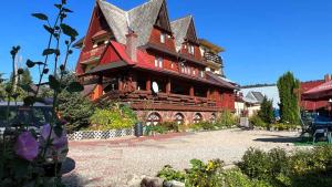 a large wooden house with a large yard at Kwatery u Papieżów in Biały Dunajec