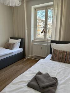 ein Hotelzimmer mit 2 Betten und einem Fenster in der Unterkunft Gemütliche Wohnung in der Stadt 1 in Arnstadt