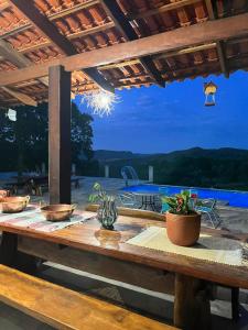 A piscina localizada em Estância Vista dos Pireneus ou nos arredores