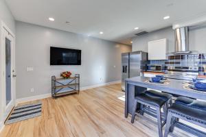 Una cocina o kitchenette en 7 Mi to Louisville Pet-Friendly New Albany Home