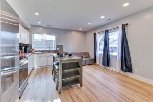 Una cocina o kitchenette en 7 Mi to Louisville Pet-Friendly New Albany Home