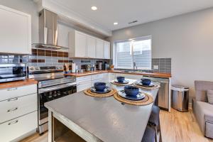 Una cocina o kitchenette en 7 Mi to Louisville Pet-Friendly New Albany Home