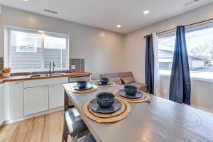 Una cocina o kitchenette en 7 Mi to Louisville Pet-Friendly New Albany Home