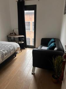 安特卫普BnB Antwerp Centrum的客厅配有沙发和桌子