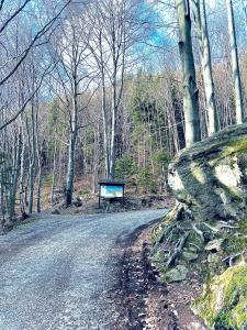 een weg met een bord midden in een bos bij Chatka pod Lysou in Ostravice