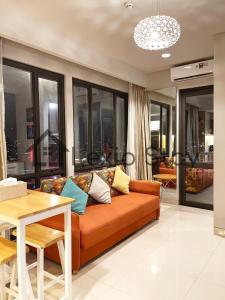 Ruang duduk di 2BR One Residence 23AL City and Sea View