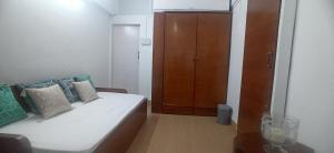 Tempat tidur dalam kamar di SEAVIEW Room Bandra W Bandstand Nr Taj WOMEN ONLY