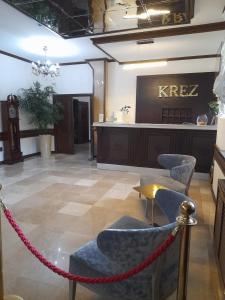 Lobi atau kawasan kaunter penerimaan di Hotel KREZ