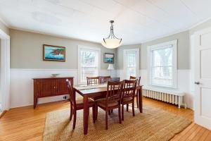 a dining room with a table and chairs at Gloucester Coastal Gem in Gloucester