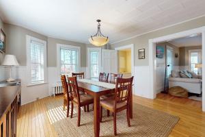 a dining room with a table and chairs at Gloucester Coastal Gem in Gloucester