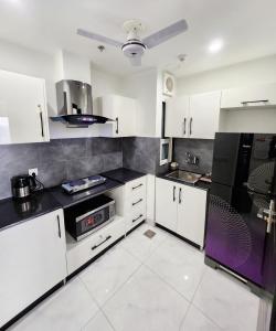 A kitchen or kitchenette at Two-Bedroom Luxury Apartment, Zameen Opal